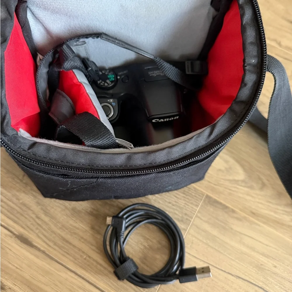 Canon Powershot SX520 HS Camera with Camera Lens Cover and Camera Bag